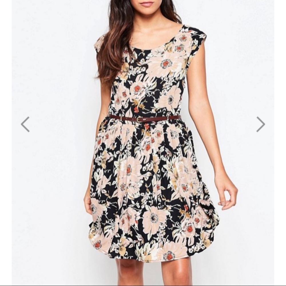 Women’s belted floral dress